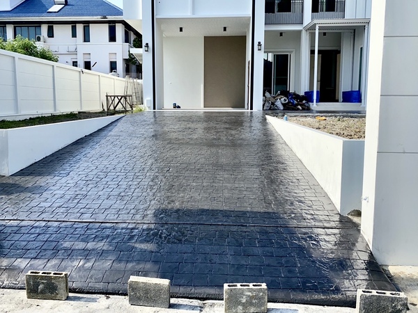 ตัวอย่างงานพื้นคอนกรีตพิมพ์ลาย - ออฟฟิศ/ลานจอดรถ